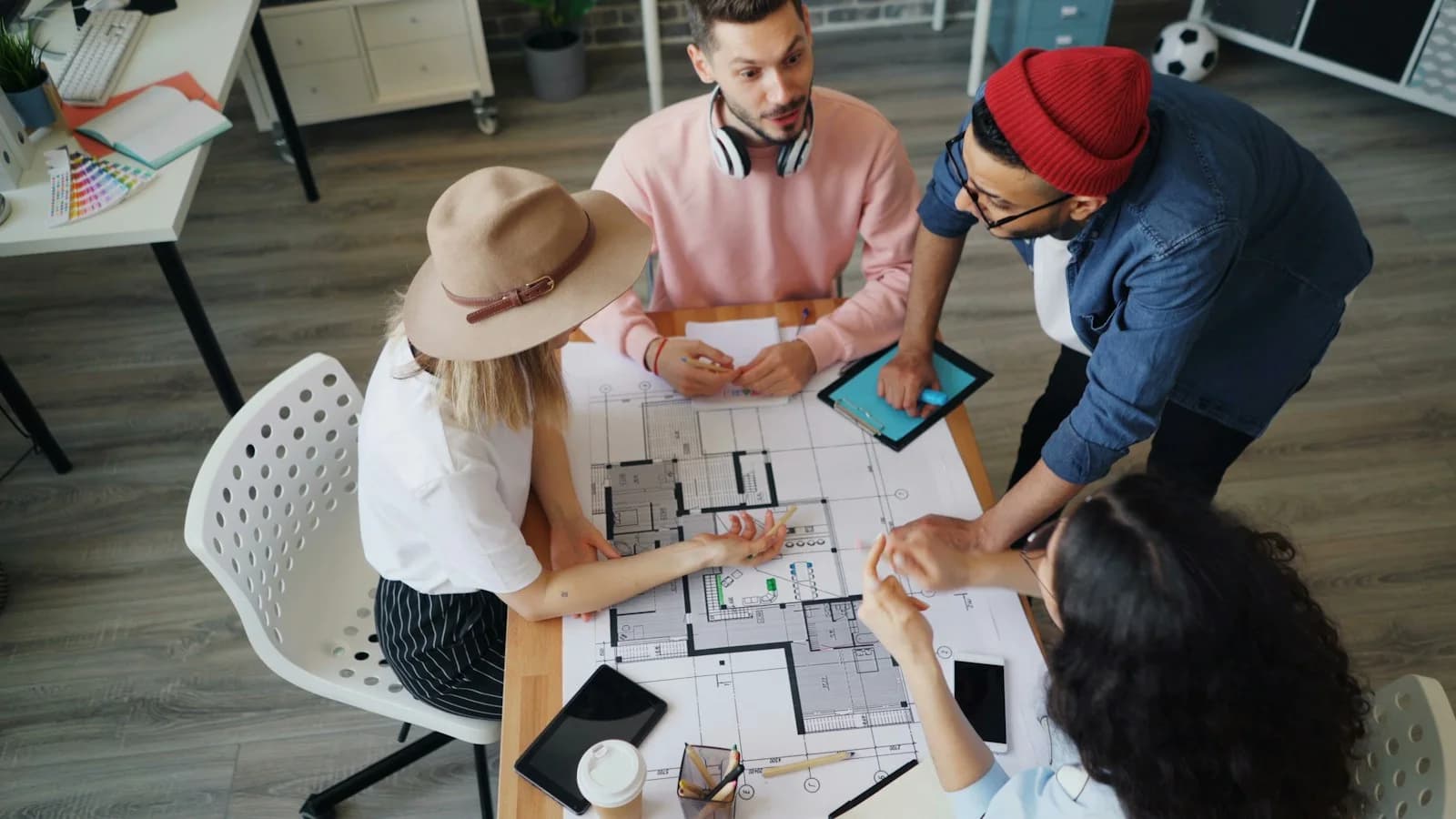 Amigos reunidos alrededor de un juego de mesa