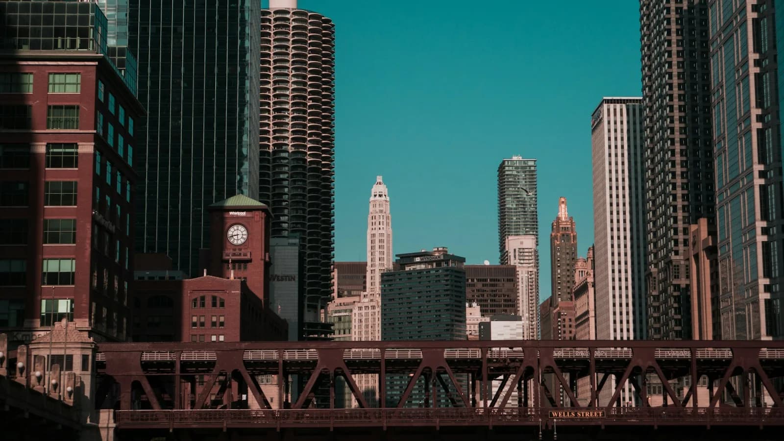 Un puente y edificios junto al río Chicago