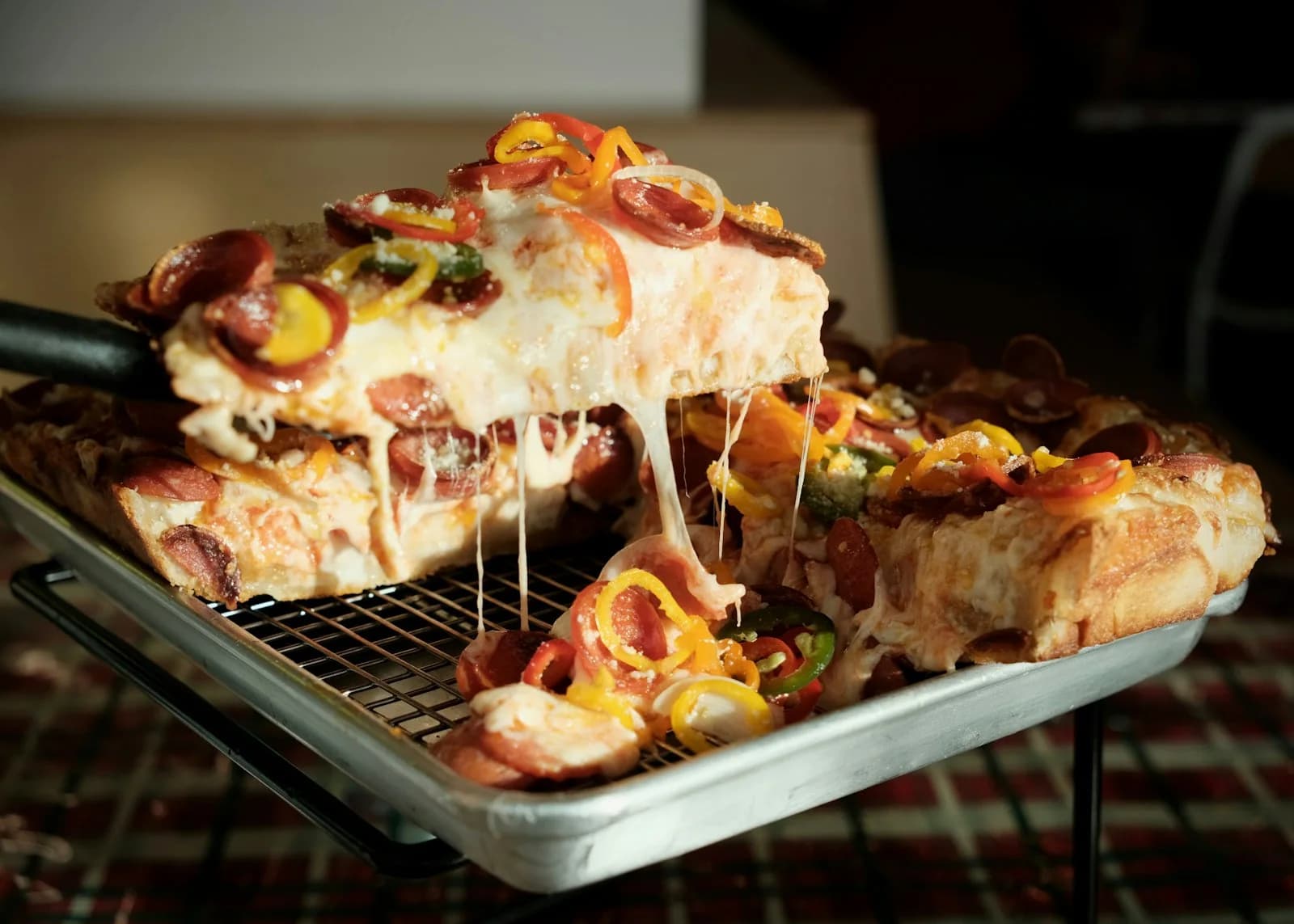 Des parts épaisses de pizza à la tomate et au fromage