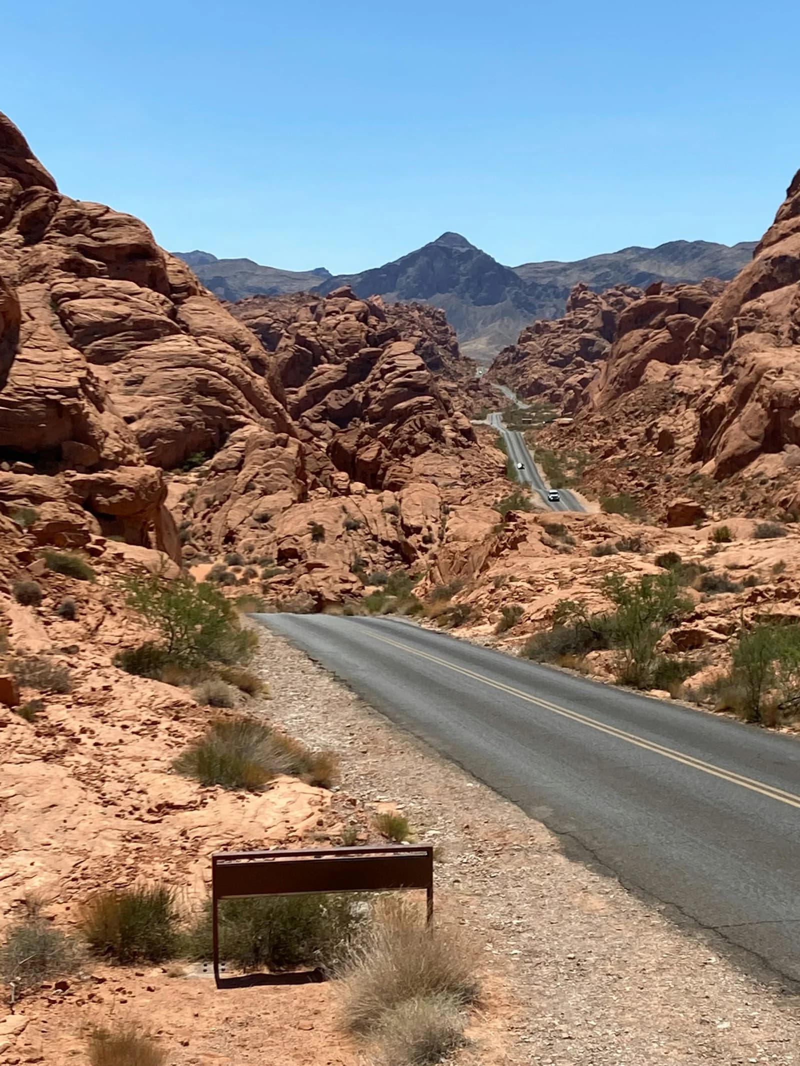 Una carretera entre rocas rojas del desierto de Nevada