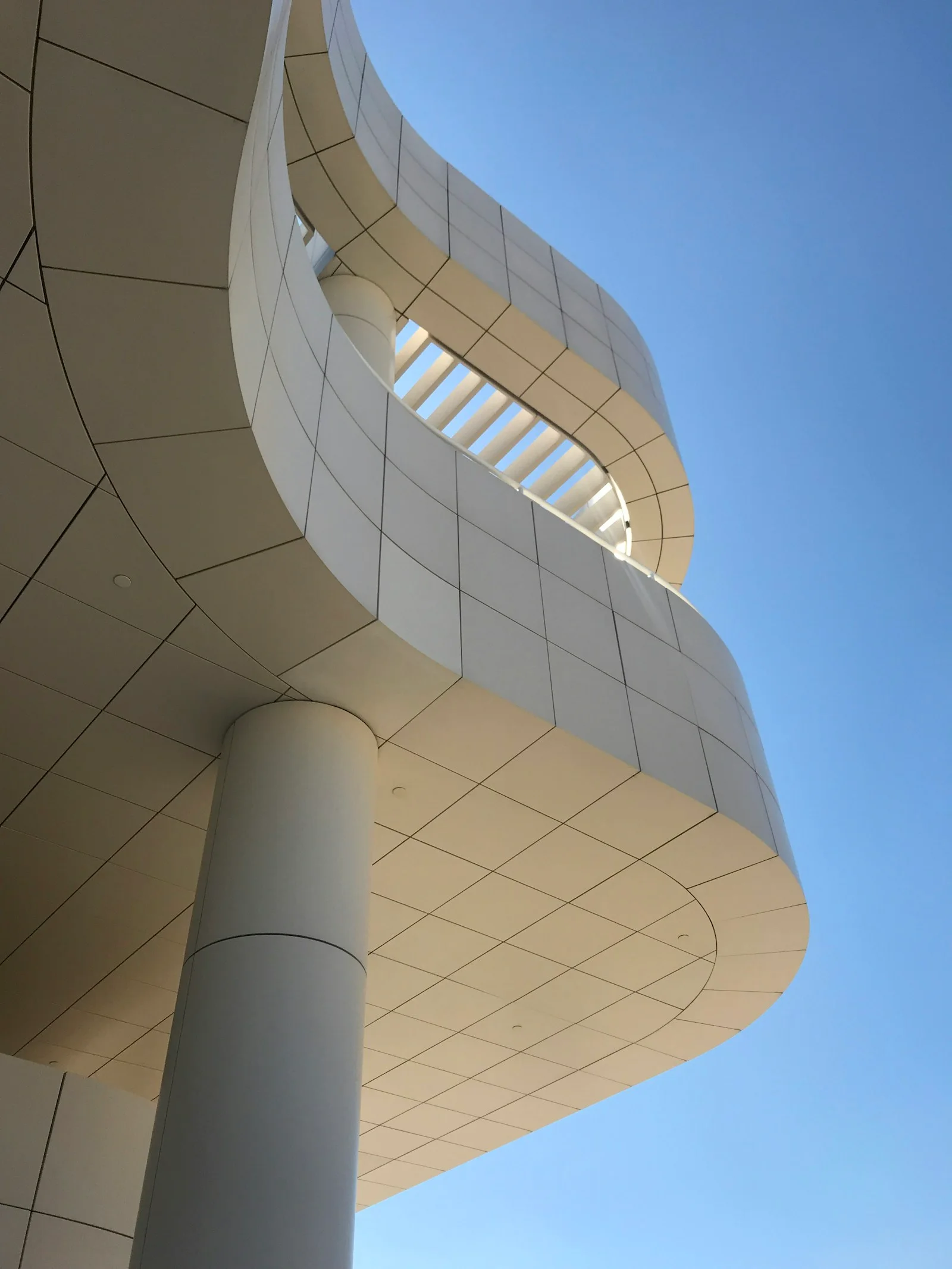 La arquitectura blanca del Getty Center bajo un cielo azul