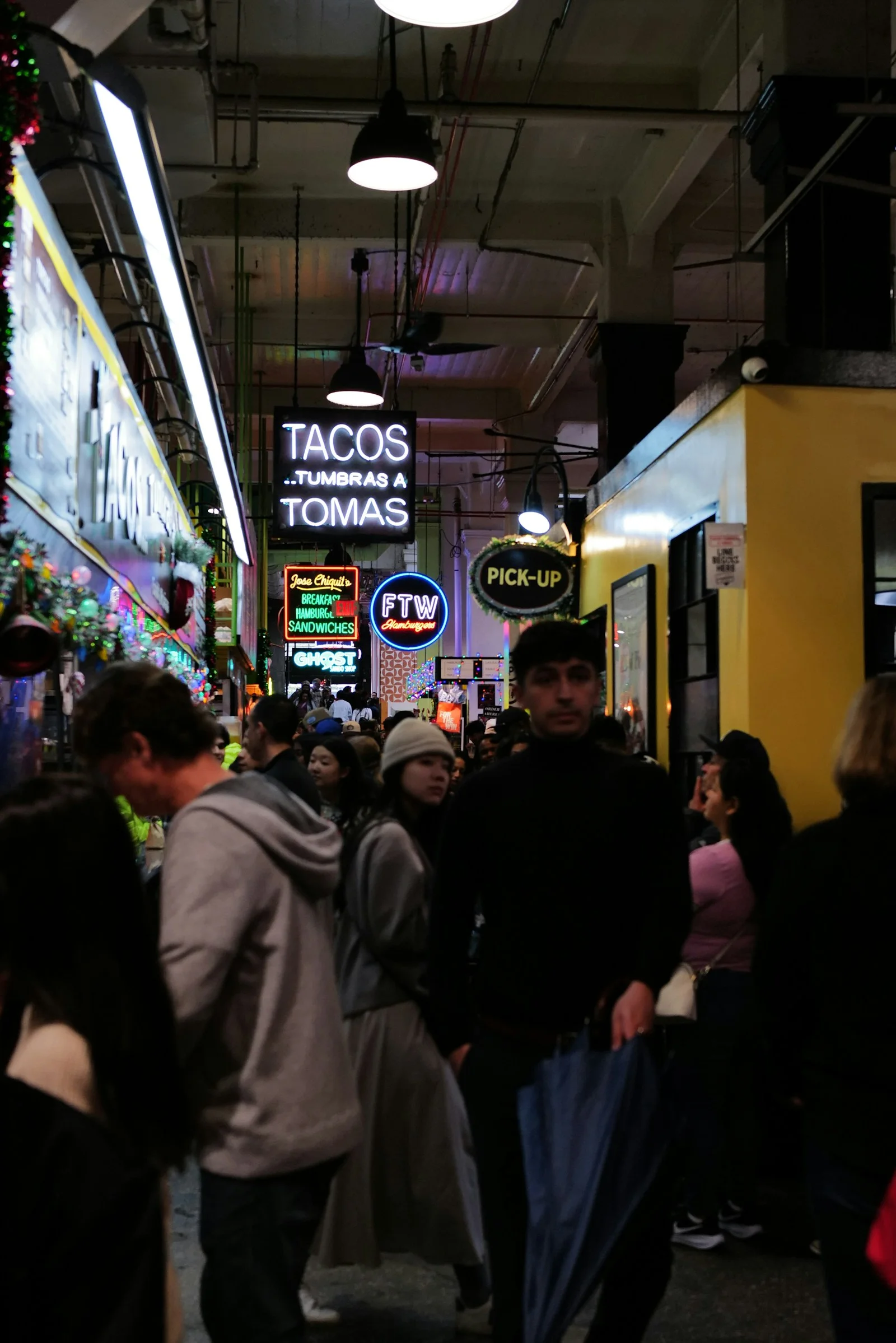 Des stands et enseignes lumineuses dans Grand Central Market