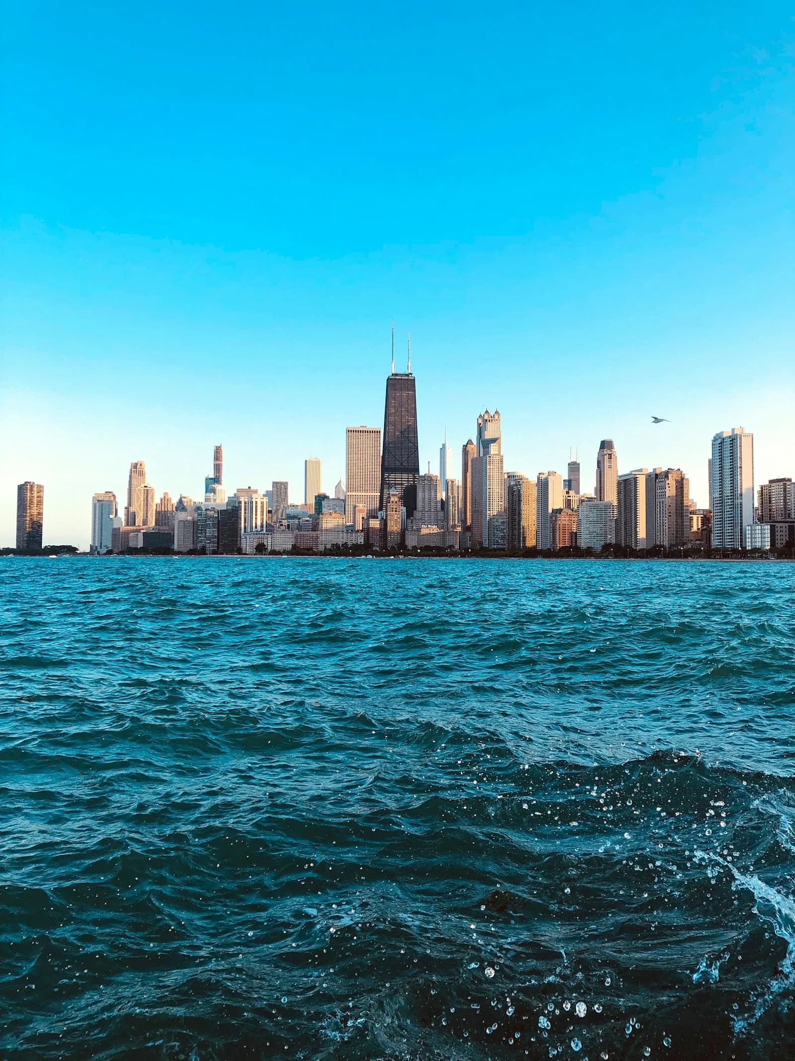Les immeubles de Chicago derrière l’eau bleue de North Avenue Beach