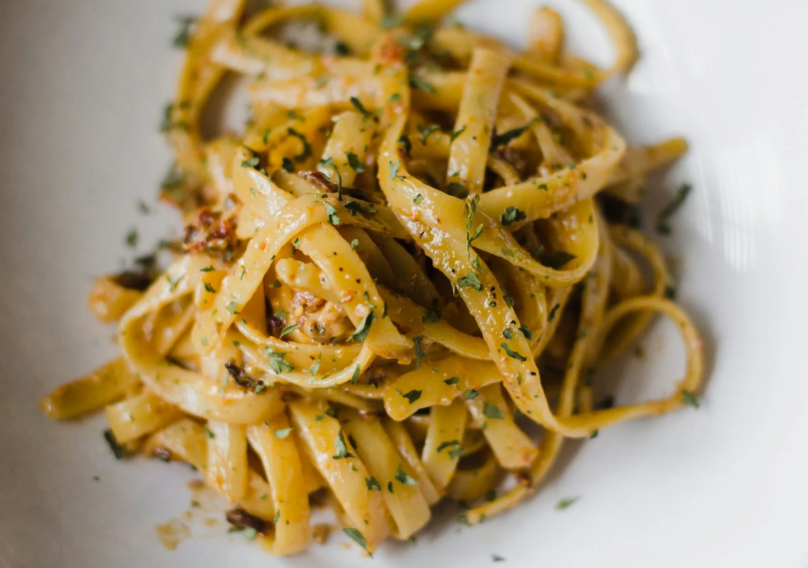 Une assiette de pâtes avec une sauce au pesto