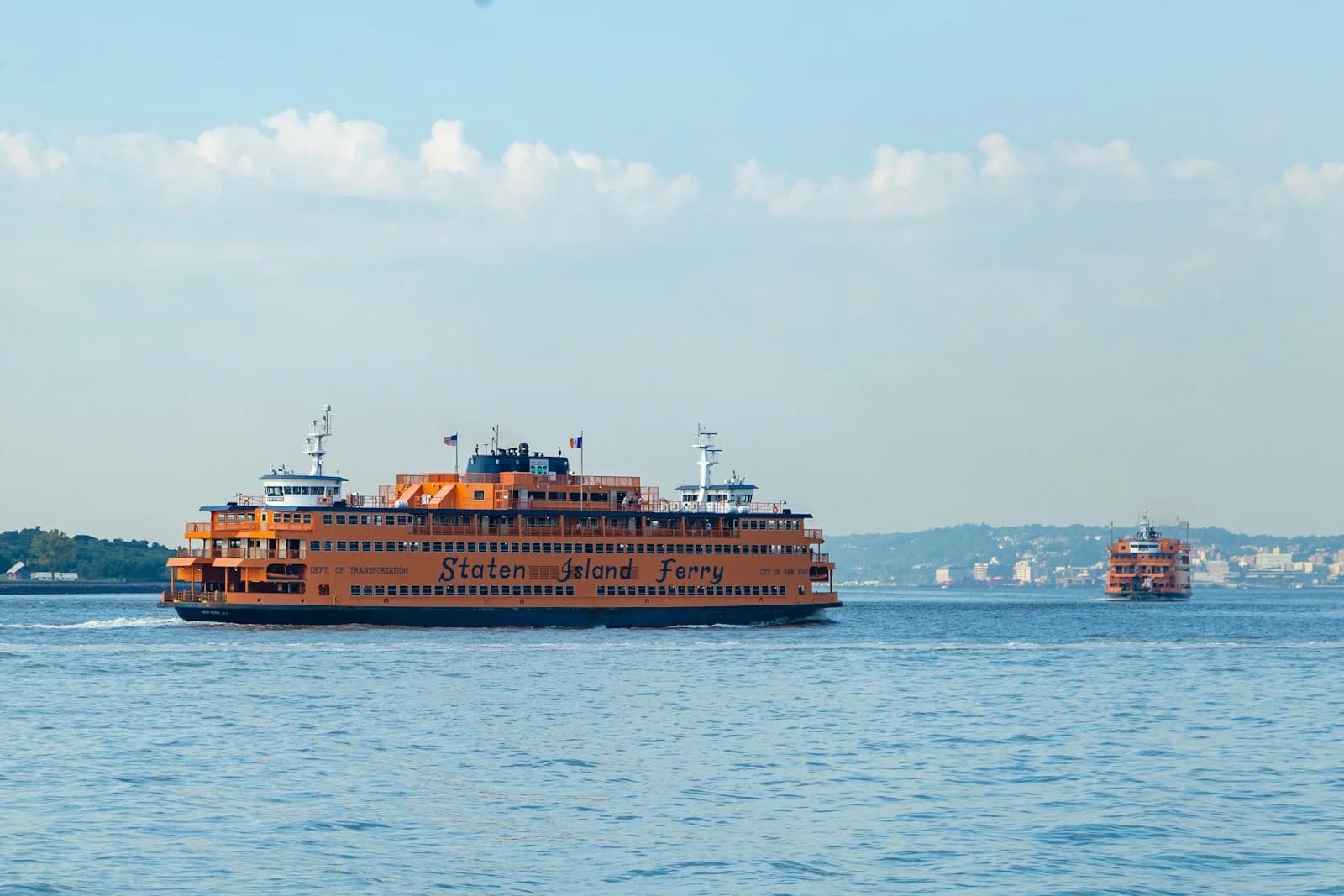Dos ferris naranjas de Staten Island sobre el agua en Nueva York